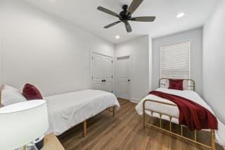 Basin House 2 King Beds 70in TV Fast WiFi - 2