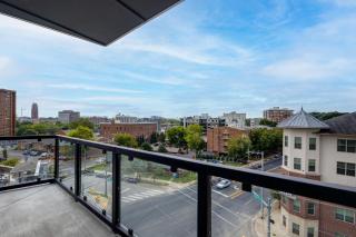 Elegant Corner Penthouse with Private Balcony, Skyline Views, Pool, and Gym - Nashville - 7