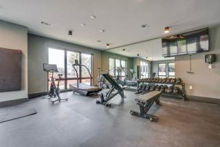 Elegant Corner Penthouse with Private Balcony, Skyline Views, Pool, and Gym - Nashville - 4