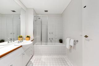 Grand Resort Apartment w Pool, Car Park on Spencer - Melbourne - 4