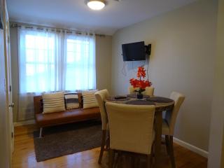 Convenient 2 bed Apt in Everett a Short Walk to Encore - 1