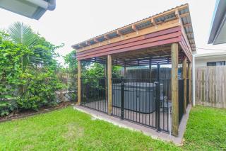 Trinity Beach 4BR Modern Getaway with Spa, Pet Friendly - Trinity Beach - 1