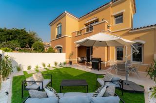 Luxury Villa in Ranches 1, on Pool and Park - Dubai - 0