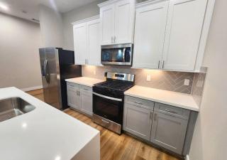 Cozy 3 Bed Retreat Near Downtown - Houston - 6