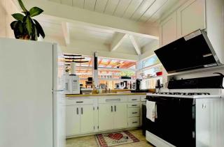 Charming Backyard Guest House with Koi Pond - San Leandro - 5