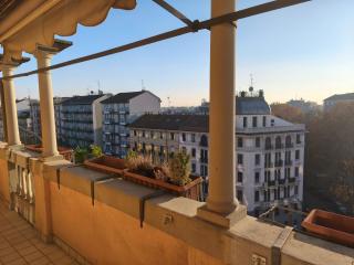 elegant city view flat adjacent metro - Milan - 5