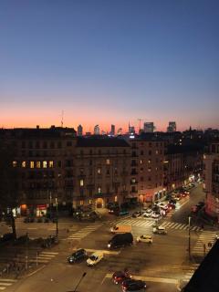 elegant city view flat adjacent metro - Milan - 9