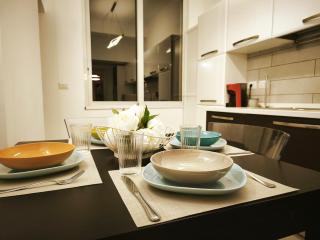 elegant city view flat adjacent metro - Milan - 3