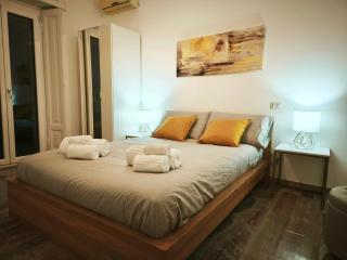 elegant city view flat adjacent metro - Milan - 1