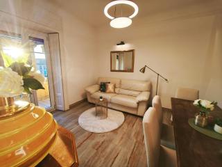elegant city view flat adjacent metro - Milan - 0