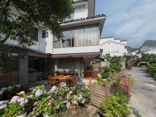Castle peak yard Inn Free railway st ation pick-up by 2 nights English and Spanish reception available - Guilin - 0