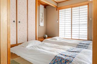 宿の夜夜 広々一棟貸し駐車場2台 浴室2箇所 大家族グループ旅行に最適 静かな環境 - 8