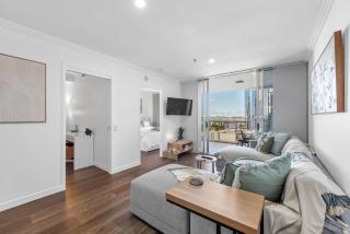 Modern on Mary - 1Bed 1Bath Study 1Car Views - CBD - 0