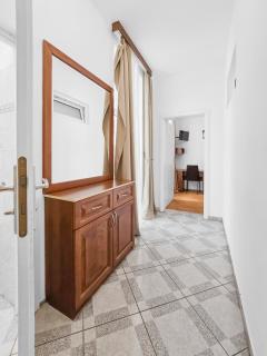 Elegant 3-Bedroom Getaway with Balcony for Groups up to 7 - Wenen - 8