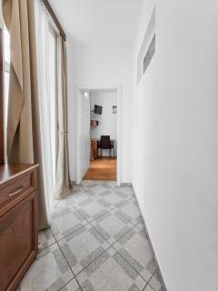 Elegant 3-Bedroom Getaway with Balcony for Groups up to 7 - 7