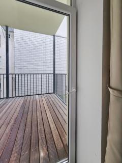 Elegant 3-Bedroom Getaway with Balcony for Groups up to 7 - 5