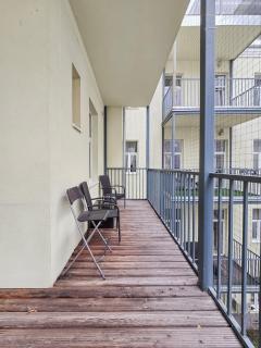 Elegant 3-Bedroom Getaway with Balcony for Groups up to 7 - Wenen - 2