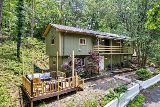 Cozy Mountain Cabin, Sleeps 8, Mini Golf, Hot Tub, Coffee Bar! - 9