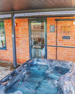 Cottage with Hot Tub - near Cheltenham and Tewkesbury - Cheltenham - 4