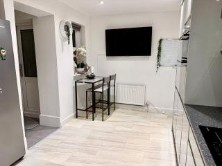 Deluxe Spacious King Size Room - 8