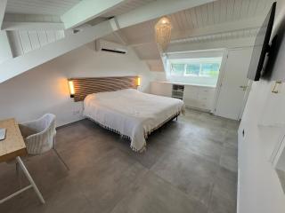 Direct Beach Access, Modern Stay with Hill View - Grand Case - 2