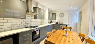 Ideal for groups - 4 bedrooms, 2 bathrooms - Cardiff - 8