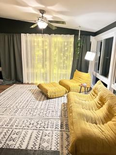 Your Cozy Getaway with Sunroom & Gaming Room - Streamwood - 2