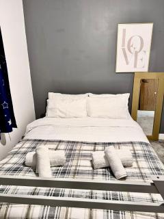 Double bedrooms In Spacious Home - Harold Wood - 5