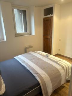 HYPER CENTRE dans remparts vieille ville 1er étage , possible tout faire a pieds - 2