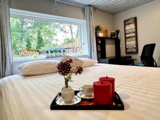 Garden-view Studio with king bed, Free parking, 3kms to UTM - Mississauga - 4