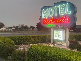 Cinderella Motel - Hollister - 0
