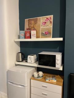 Rehman House GROUND FLOOR Studio 2 EXCLUSIVE USE OF PRIVATE BATHROOM & FREE PARKING - Goodmayes - 2