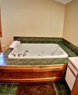 Cedar Creek Cabins #4 with Giant Spa Tub - Eureka Springs - 6