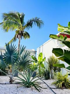 'Blue Vibe' Charming 1-bedroom apartment with exotic Bali Natural Bathtub - 2