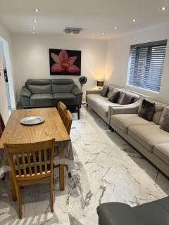 Modern House Apartment E15 Stratford - Sleeps 2 - 9, Fast Links to Central London, Near O2, Greenwich & Olympic Park, Child-Friendly Garden, Free Parking - Londra - 5