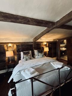 The Foremans House, A luxurious Historical pre 16th Century House, lots of character, location Essex in a picturesque Village, With Hot tub, And country Pub In walking Distance - - 5