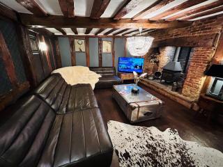 The Foremans House, A luxurious Historical pre 16th Century House, lots of character, location Essex in a picturesque Village, With Hot tub, And country Pub In walking Distance - - 1