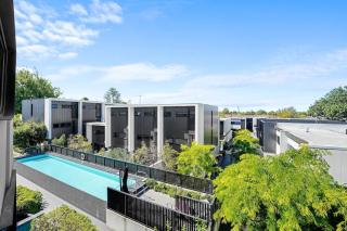 Perfectly Located Executive 1BR at Caulfield North - 9