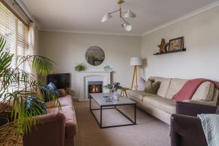 Hillcrest - Central 2 Bed Flat with Parking - 3