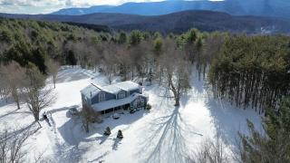 Mountain Blue Vista - Luxury retreat near Ski resorts with Pond, Firepit and Hot Tub - Windham - 9