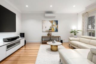 Luxurious Georgian Style Family Home with Cinema - 1