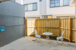 Coastal Bliss Stylish Home with Ocean Views - Torquay - 4