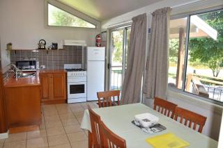 Coast and Country Cabin 6 - - 6