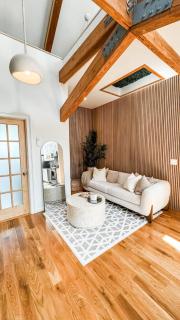 Light filled zen 3BR Penthouse - 7 min to Westport - 6