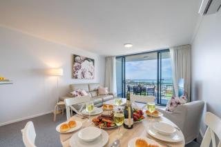 The Landmark unit 405 Resort style, spectacular water views, lift, linen, pool, games room, port-a-cot and highchair. - Nelson Bay - 8