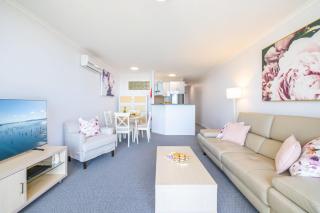 The Landmark unit 405 Resort style, spectacular water views, lift, linen, pool, games room, port-a-cot and highchair. - Nelson Bay - 2