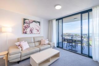 The Landmark unit 405 Resort style, spectacular water views, lift, linen, pool, games room, port-a-cot and highchair. - 1