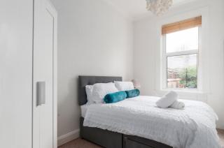 3 bedrooms bungalow, sleeps 6, free parking with garden - 1