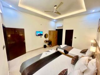 BNB-Royal Inn Chalet Family Appartment, Karsaz-Gulshan-Airport - 9