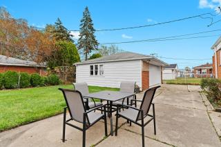 Charming Home Near Target and Parks 2 Bathrooms - 6